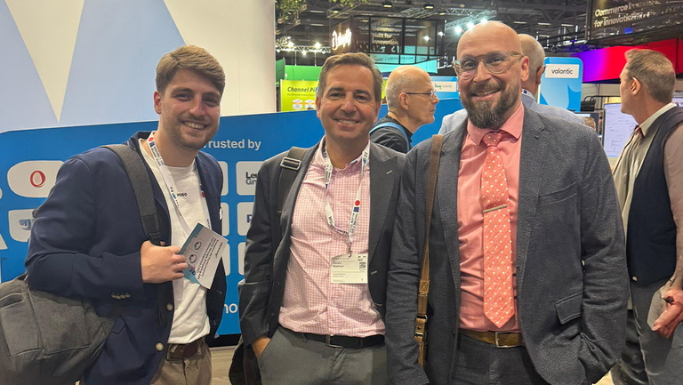 Drei Männer auf der DMEXCO 2025 am DynamicWeb Stand