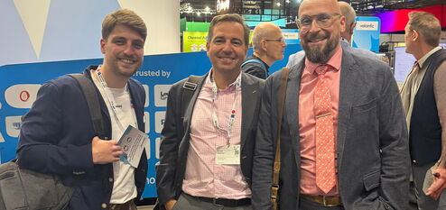 Drei Männer auf der DMEXCO 2025 am DynamicWeb Stand