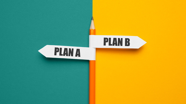 Bleistift mit Schildern Plan A und Plan B vor geteiltem Hintergrund in Türkis und Gelb