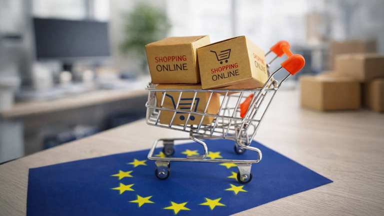 Online-Shopping-Warenkorb mit Paketen auf EU-Flagge vor unscharfem Bürohintergrund als Symbol für neue E-Commerce-Vorgaben