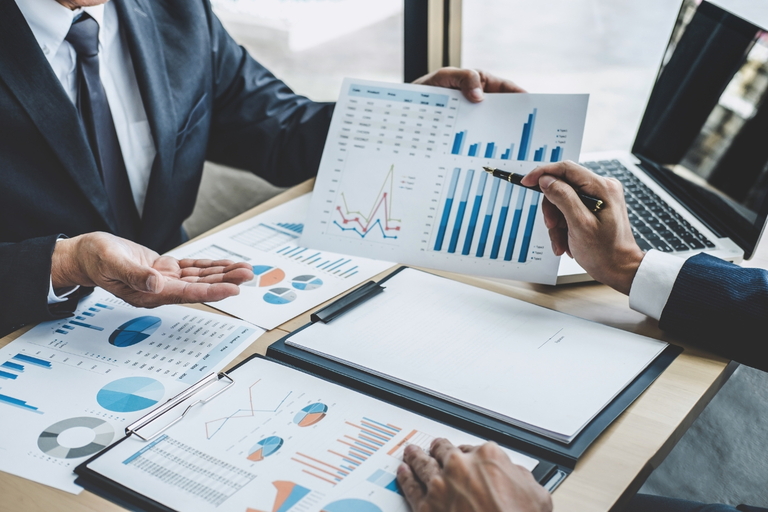 Zwei Männer sprechen über Statistiken