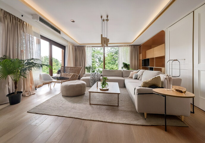 Helles Wohnzimmer mit großem Sofa, Holzboden und modernen Naturakzenten