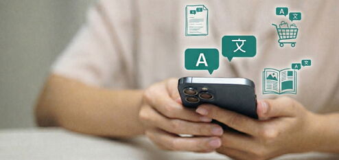 Übersetzungs-Icon schwebt über einem Smartphone. Darüber weitere Icons für Dokumente, Warenkörbe und Magazine