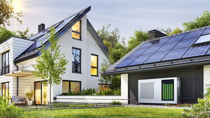 Modernes Einfamilienhaus mit Solaranlage und Energiespeicher im Garten