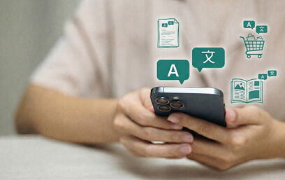 Übersetzungs-Icon schwebt über einem Smartphone. Darüber weitere Icons für Dokumente, Warenkörbe und Magazine