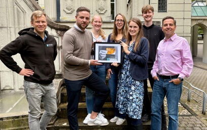 Team von ESYON präsentiert stolz die Goldpartner-Auszeichnung.